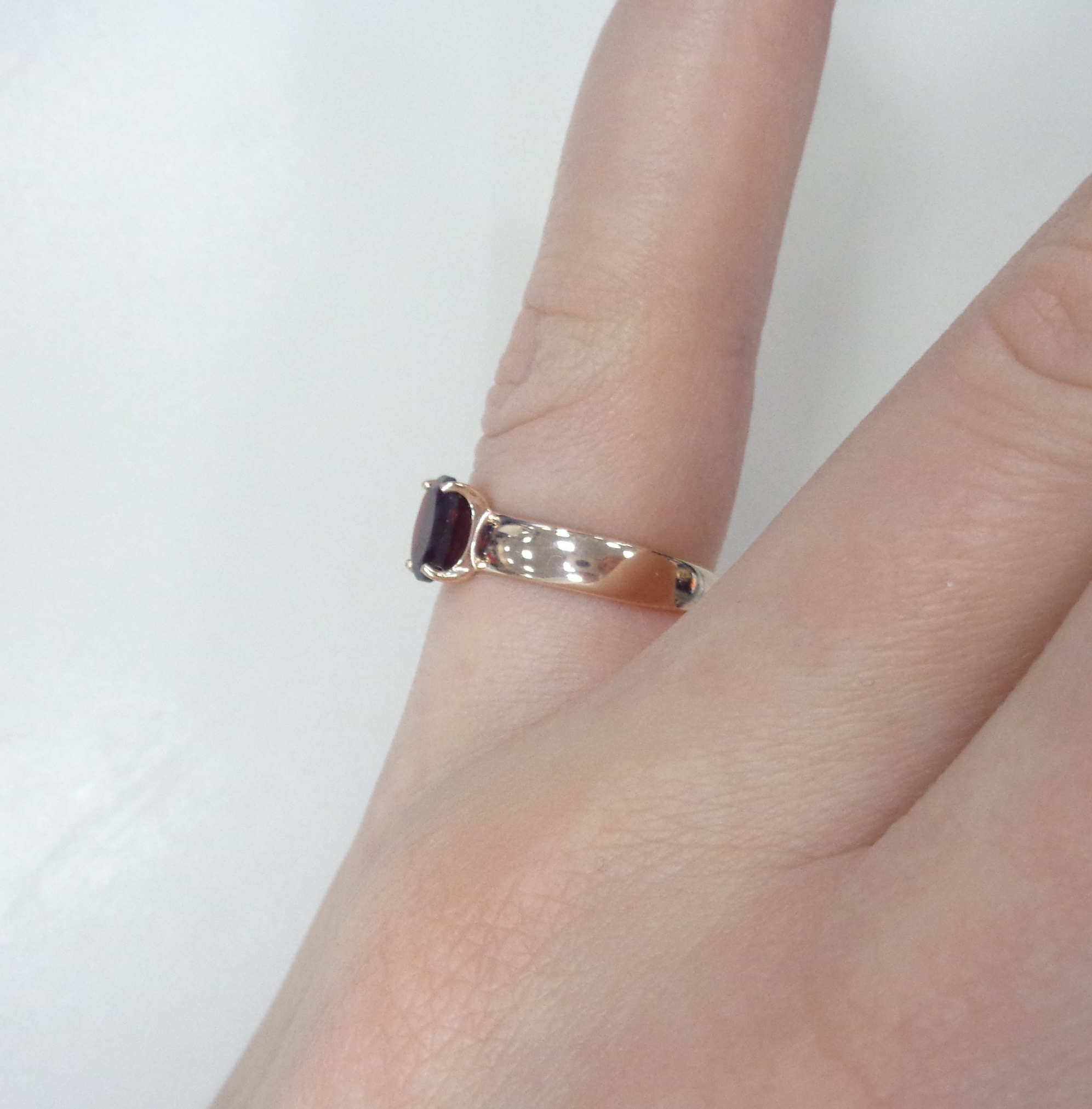 Серебряное кольцо с гранатом